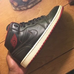 Air Jordan 1s Men (black and red)